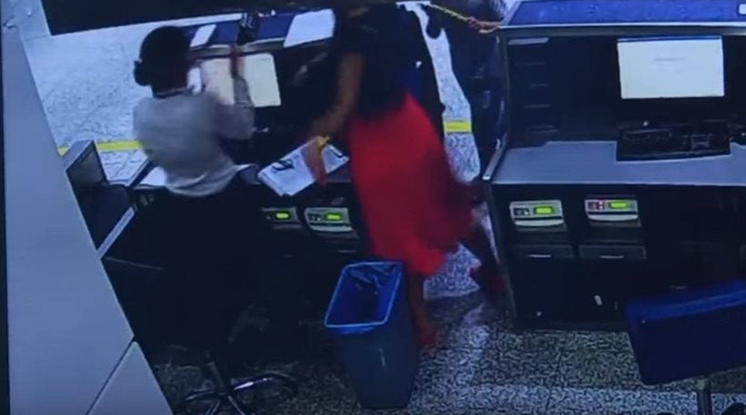 Επιβάτης χαστουκίζει άγρια υπάλληλο της «Air France» (βίντεο)